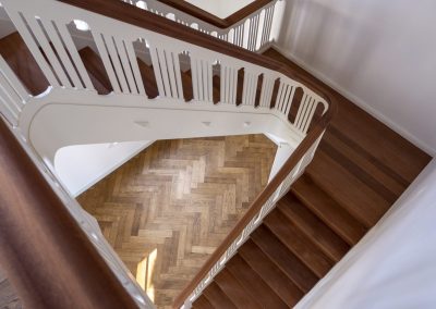 Verouderde visgraat vloer met trap