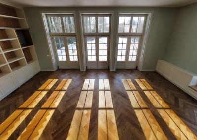 Verouderde visgraat vloer woonkamer